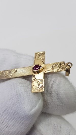 Златен Викториански кръст с рубин