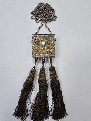 Възрожденска кутия за врат и колан