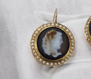 Викториански златни обеци с перли и редки камеи .