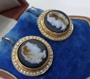 Викториански златни обеци с перли и редки камеи .