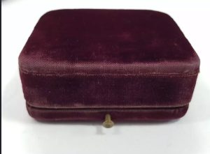 Викторианска златна брошка с изумруд и диаманти .