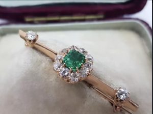 Викторианска златна брошка с изумруд и диаманти .
