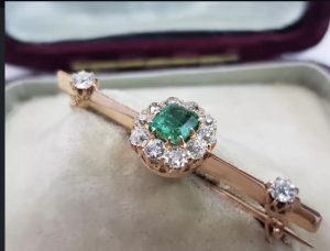 Викторианска златна брошка с изумруд и диаманти .