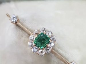 Викторианска златна брошка с изумруд и диаманти .