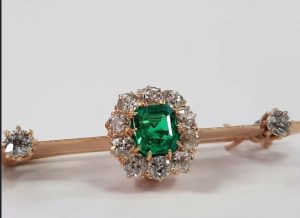 Викторианска златна брошка с изумруд и диаманти .