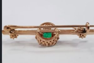 Викторианска златна брошка с изумруд и диаманти .