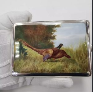 Сребърна табакера с живописен емайл .