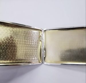 Сребърна табакера с живописен емайл .